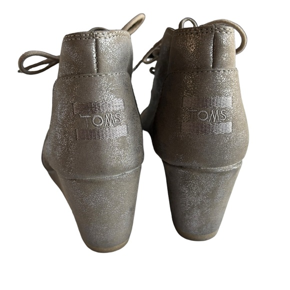 NWOT TOMS Desert Gray Metallic Lace-Up Wedge Booties 740810 Shimmer Ankle Boots - Picture 3 of 6